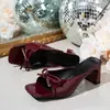 Sandalias de Cuadrado Transfronterizas Europeas y Americanas Estilo Francés Temperamento 2025 Nudo de Lazo Chanclas Nueva Ropa de Exterior Tacón Grueso Verano Alto Venta al por Mayor Tallas Grandes