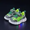 Nova Coleção Primavera 2025 Tênis Esportivo Luminoso de Dinossauro Cartoon para Crianças e Pré-Adolescentes Sapatos de Pai Sapatos Leves para Bebê Superfície de Couro Tendência