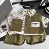 2026 Verano Nuevo Conjunto de Tres Piezas con Camisa de Trabajo de Manga Corta y Cuello Campana para Niños Conjunto de Shorts Deportivos para Bebé Venta al por Mayor