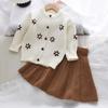 Nuevo Conjunto de Dos Piezas para Niñas Otoño 2025: Suéter con Falda, Cuello Redondo Moderno, Flor Estéreo, Cardigan de Manga Larga, Falda Corta