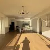 Azulejos con veta de madera, 150x900 mm, para salas de estar y dormitorios, creando una atmósfera cálida y acogedora; 200x1200mm, para hoteles y estudios, con un diseño de veta de madera sintética