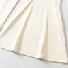 Ropa de mujer al por mayor estilo europeo y americano, con un diseño puro y seductor, un escote en V pronunciado, busto acolchado, un diseño sexy de espalda descubierta y una silueta ajustada.