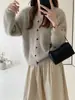 Nuevo Cárdigan de Punto con Hebilla de Corazón de Terciopelo Imitación de Visón para Otoño e Invierno 2025 para Mujer, Suéter Chaqueta Holgado, Sencillo y Versátil para Mujer, Moderno