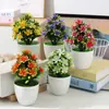 Planta artificial em vaso com flor de ameixeira de cinco folhas para decoração de mesa de jantar em ambientes internos. Ideal para decoração de interiores.