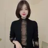 Novos tops de outono e inverno com mangas compridas, estilosos, que rejuvenescem e afinam para mães, com enfeites de strass e gola semi-alta, uma peça básica elegante e versátil para mulheres