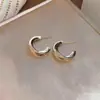 Brincos de tarracha redondos torcidos de agulha prateada moda nicho alta costura simples brincos luxo leve temperamento versátil joia de orelha para mulheres