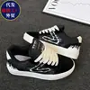 Zapatillas de lona con estampado de llamas, estilo callejero de nicho, atrevidas y geniales para hombre, nueva colección 2026, zapatillas versátiles, casuales y modernas, zapatos ligeros de lujo