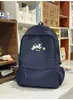 Mochila bordada com filhote de cachorro pintado em azul névoa e branco leitoso para estudantes, adequada para meninas, leve e versátil para o trajeto diário.
