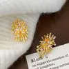 Exquisita, Lujo Ligero, Gama Alta, Elegante, Colección de Aretes Fuego Artificial Dorado, Irregulares, Versátiles, Aretes de Diseño de Nicho para Mujeres