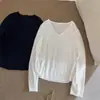 Nueva camiseta de moda coreana para mujer, cuello en V, manga larga, estilo suelto y adelgazante, top versátil con bordes deshilachados, camiseta básica para mujer, otoño temprano 2026