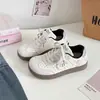 Zapatillas blancas transpirables para mujer, zapatos casuales de cordones estilo británico retro, 2026 otoño versátiles planos zapatos de entrenamiento alemanes B5106