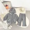 Conjunto de duas peças para meninas para o inverno de 2026: moletom com capuz de renda, forro de fleece, jaqueta grossa com zíper e calça levemente flare