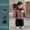 Conjunto de Ropa de Invierno para Niños Estilo Casual Chaqueta Acolchada Gruesa a Cuadros Súper Elegante Pantalones Casuales Versátiles Conjunto de Tres Piezas