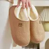 Chinelos de inverno femininos de algodão com forro de pelúcia, calcanhar fechado, confortáveis para uso doméstico, chinelos de pelúcia para ambientes internos para casais, chinelos de algodão quentes de inverno para homens
