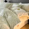 Lujoso juego de ropa de cama de cuatro piezas con un intrincado patrón y forro de forro polar de doble cara, perfecto para otoño e invierno, que incluye una funda de edredón, una funda de almohada y una sábana de cama de forro polar de coral