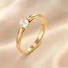 Novo Produto de Luxo Leve: Anel de Aço Inoxidável 304 com Micro-incrustação de Zircônia para Mulheres, Design de Nicho Anel de Diamante Casal de Aço Titânio Empilhável