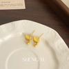 Pendientes de pájaro dorado transfronterizos europeos y americanos, súper hada, moda exquisita, sentido de alta gama, pequeños pendientes que combinan con todo para el uso diario de las mujeres.