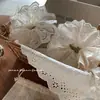 Lazo de Encaje Beige de Alta Gama, Dulce y Suave para el Cabello para Mujeres con un Estilo de Moño Moderno y Elegante