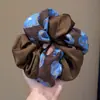 Goma de pelo scrunchie satinada estampada con bloques de color marrón y azul vintage para mujer, para coleta baja informal o moño, con un ambiente elegante