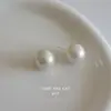 Brincos de Tarraxa de Pérola Plana Redonda Cor Vermelha Ancola com Pino de Prata 925, Brincos de Moda Versáteis de Alta Qualidade Que Realçam a Tez, com um Estilo de Hong Kong