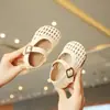 Zapatos Pequeños de Cuero para Niñas, Zapatos Tejidos de Punta Redonda, Sandalias de Verano Huecas Transpirables, Zapatos Planos Infantiles 2025, Hebillas, Versátiles y Modernos
