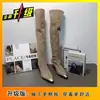 Botas de Salto Agulha Quadradas de Metal, Estilo Novo Outono/Inverno 2026, Botas Elásticas Slim Sexy e Versáteis, Botas Longas de Camurça Acima do Joelho