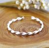 Pulsera Artesanal Vintage Estilo Étnico Dz Tailandia Chiang Mai con Diseño Abierto, Patrón Grabado en Plata Tailandesa, Accesorio de Pulsera Unisex