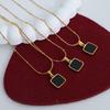 Collar con colgante cuadrado elegante personalizado retro de estilo Hong Kong, acero de titanio, oro de 18 quilates, joyería que no se decolora y combina con todo, cadena de clavícula para mujer