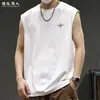 Chal bordado estilo americano para hombre, nuevo modelo verano 2026, fino, holgado, talla grande, blanco, adecuado para usar como capa exterior o top de gimnasio