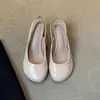 Sandálias de couro macio estilo coreano com bico redondo, verniz, salto grosso, bico fechado, modelo novo tendência 2026, sandálias com tira no calcanhar, sapatos de corte baixo de peça única