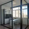 Fabricante de Jiangxi ofrece mamparas de oficina minimalistas de aleación de aluminio, incluyendo mamparas altas para edificios de oficinas y salas de conferencias, y mamparas de vidrio de una sola capa.