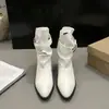 Sapatos no atacado novas botas curtas de salto grosso plissadas franzidas estilo maduro botas estilo Martin femininas outono e inverno 2026 bico fino fivela