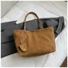 Bolsa Tote Retrô de Design de Nicho Transfronteiriço Feminina Inverno 2025 Nova Versátil Leve de Luxo de Alta Qualidade Bolsa de Ombro