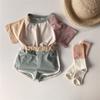 Traje de verão estilo coreano para bebê, simples, casual, cor contrastante, ombro combinando, camiseta de manga curta + shorts, conjunto de duas peças de algodão para bebê