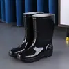Botas de lluvia de caña alta, color liso, gruesas, forradas de felpa, ligeras, altura media a alta, engrosadas y duraderas, con suelas gruesas, zapatos impermeables para hombre