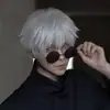 Peluca de la Ilustración Plata Blanca COS Batalla de Hechizos Anime Seda de Alta Temperatura Peluca de Cosplay Cabello Corto de Hombre Gafas