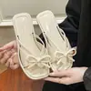 Chinelos Planos de Verão Femininos Novo Estilo Chinelos Franceses Femininos Estilo Fada Moda Confortável Para Usar ao Ar Livre Sandálias de Praia com Laço