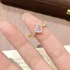 Anillo ancho estilo Xiaohongshu de lujo ligero con circonita cuadrada cepillada, anillo ajustable de diseño de nicho de cubo de azúcar estilo princesa