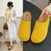 Mules fechadas retrô populares para mulheres, novos sapatos baixos slip-on de camurça estilo Birkenstock para uso externo