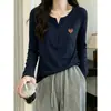 Elegante camiseta de manga larga con botones para mujer, moderna y versátil, blanca, ligeramente holgada, estilo casual, perfecta como capa base para otoño