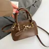 Bolsa de Ombro Retro para o Dia a Dia 2025 Inverno Novo Estilo Texturizada Casual Transversal Elegante Bolsa de Mão de Alto Valor