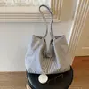 Bolso de Hombro Minimalista de Tono Gris con Rayas Finas Estilo Coreano con un Toque Artístico para Niñas, Perfecto para ir de Compras y Salir, Bolso Tote Estilo Relajado