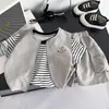 2027 Novo Conjunto de Verão com Manga Curta para Meninos Estilo Coreano Moderno Roupas de Verão para Crianças Conjunto de Três Peças com Colete Moderno