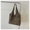 Bolso retro americano con estampado de leopardo para mujer 2024 nuevo diseño de moda versátil artístico tipo tote bag bolsa de compras bolsa de hombro para estudiante