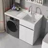 Gabinete de lavandería para balcón de aluminio tipo panal con lavadora integrada, incluyendo una tabla de lavar y un fregadero de piedra de cuarzo artificial con una barrera de agua