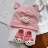Gorro de bebé primavera y otoño calcetines conjunto 3-14 meses bebé bebé estilo occidental muñeco de dibujos animados gorro con orejas
