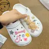 2026 Nuevos Accesorios para Zuecos de Moda Piezas DIY Dijes para Zapatos Corazón Rosa Color Café Conejo Versátiles Lindos Dijes para Zapatos