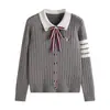 Top de punto estilo preppy, color juvenil en bloques, cuello polo de cuatro rayas, manga larga, con lazo y bordado de cachorro, efecto adelgazante