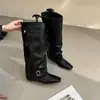 Botas estilo retrô, com aumento de altura, de fivela e tira para mulheres, nova coleção de outono 2026, bico quadrado, botas longas elegantes, cano médio a alto, botas de equitação