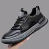 Zapatos de Hombre de Cuero Genuino Europeo con Suelas Gruesas, Zuecos Casuales Transpirables Huecos, Zapatos Blancos de Hombre 2026 Otoño Nuevos y Modernos